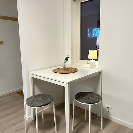 Lejlighed Varm Kjellerleilighet Med Parkering Og Lader *