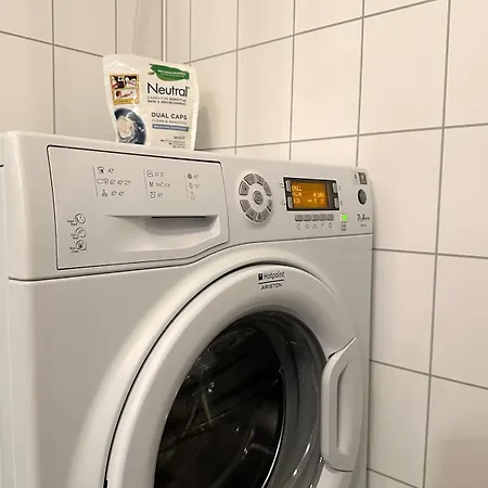 Varm Kjellerleilighet Med Parkering Og Lader דירה טרומסה