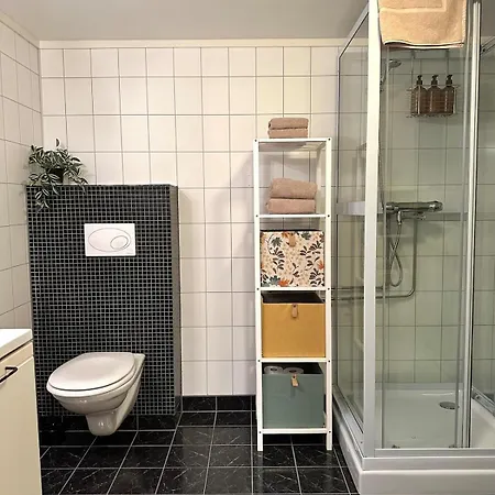 Varm Kjellerleilighet Med Parkering Og Lader דירה